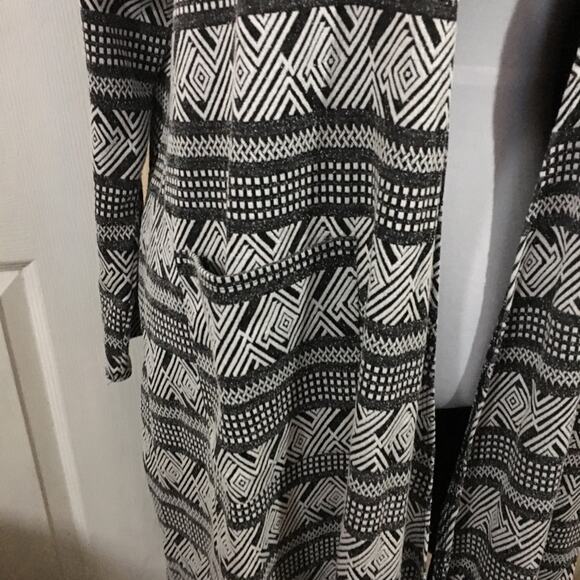 LuLaRoe Sarah noir blanc Aztec duster sweater LARGE - Picture 4 of 5